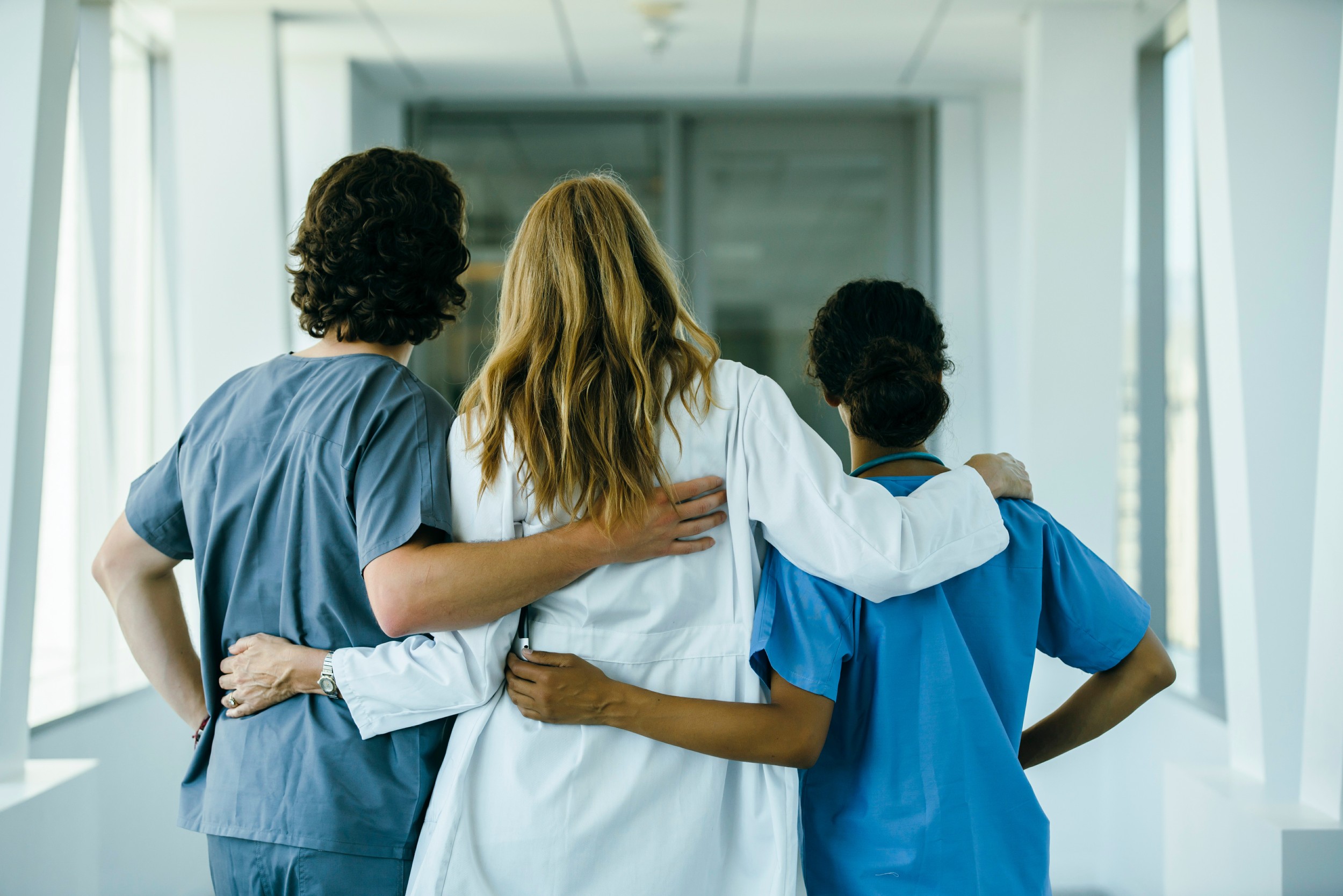 Fachkräfte im Gesundheitswesen unterstützen sich gegenseitig.