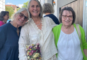 Ältere Frauen versammeln sich.