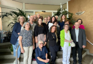 Gruppenfoto auf der Treppe.