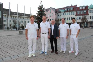 Gruppe von Männern bei einer Veranstaltung.